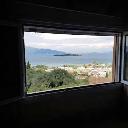 شقة ξύλο μεταλο γυαλί