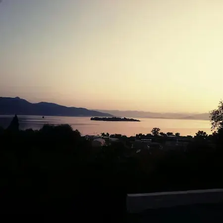 شقة ξύλο μεταλο γυαλί