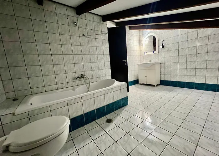 Apartmán ξύλο μεταλο γυαλί *