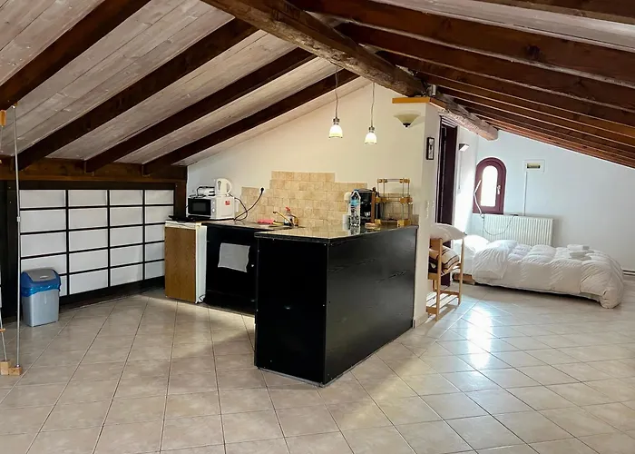 Apartmán ξύλο μεταλο γυαλί *