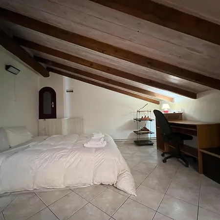 Apartment ξύλο μεταλο γυαλί