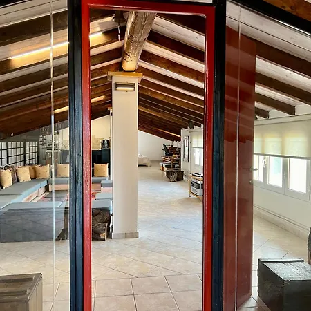 ξύλο μεταλο γυαλί Apartment Alykes Potamou